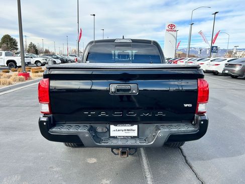 Used 2017 Toyota Tacoma TRD Off-Road w/ Premium & Technology Package image 4