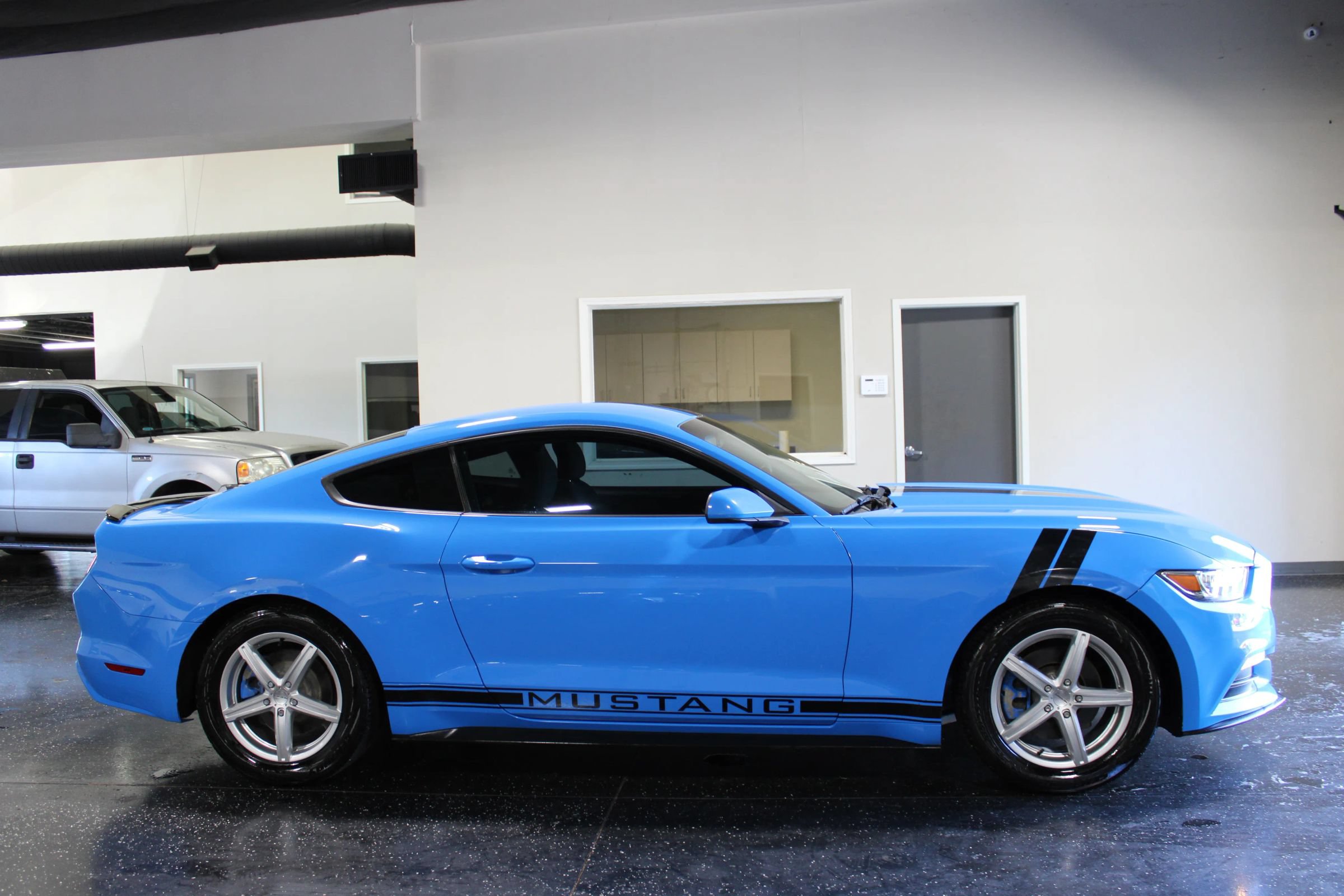 Used 2017 Ford Mustang Coupe RWD image 2