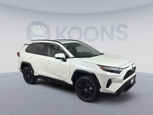 Used 2022 Toyota RAV4 SE image 10