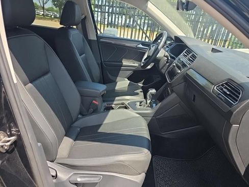 Used 2023 Volkswagen Tiguan SE FWD image 3