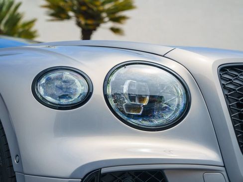 Used 2025 Bentley Flying Spur Plug-In Hybrid AWD/4WD image 32