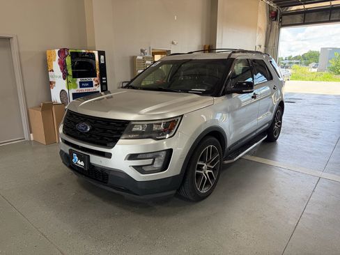 Used 2016 Ford Explorer Sport w/ Equipment Group 401A AWD/4WD image 2