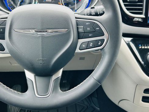 Used 2022 Chrysler Pacifica Touring-L FWD image 18