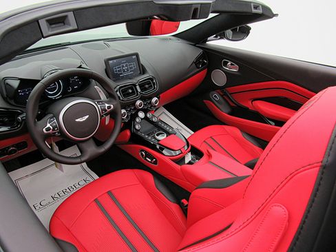 Used 2023 Aston Martin V8 Vantage Roadster image 39