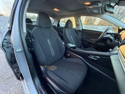 Used 2025 Hyundai Elantra SEL image 36