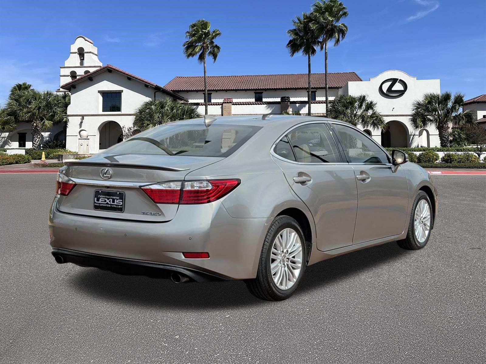 Used 2015 Lexus ES 350 w/ Luxury Package FWD image 2