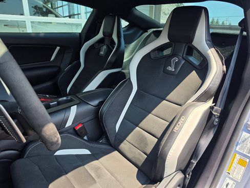 Used 2022 Ford Mustang Shelby GT500 w/ Carbon Fiber Track Pack RWD image 8