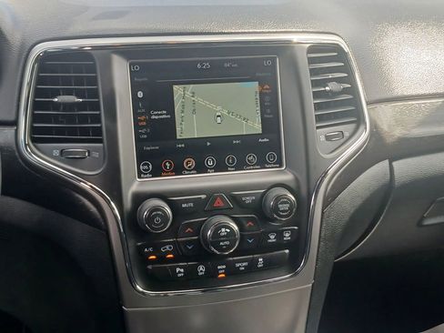 Used 2018 Jeep Grand Cherokee Altitude image 26