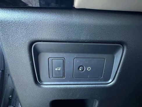 Used 2017 Land Rover Discovery HSE AWD/4WD image 11