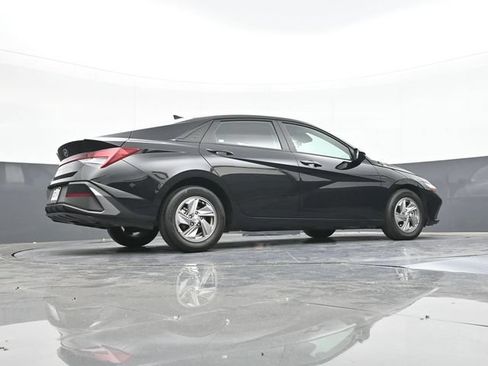 Used 2025 Hyundai Elantra SE FWD image 49