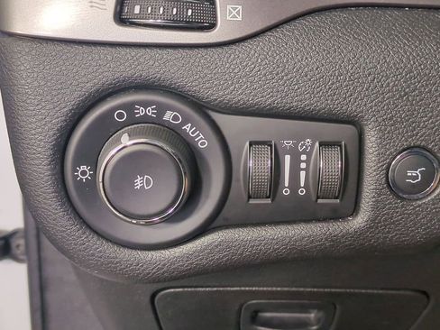 Used 2019 Jeep Cherokee Limited image 30