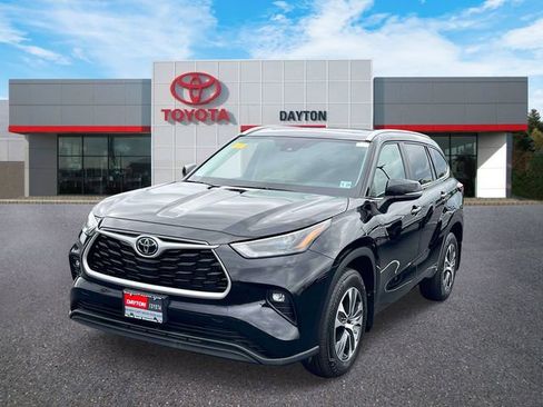 Used 2024 Toyota Highlander XLE AWD/4WD image 2