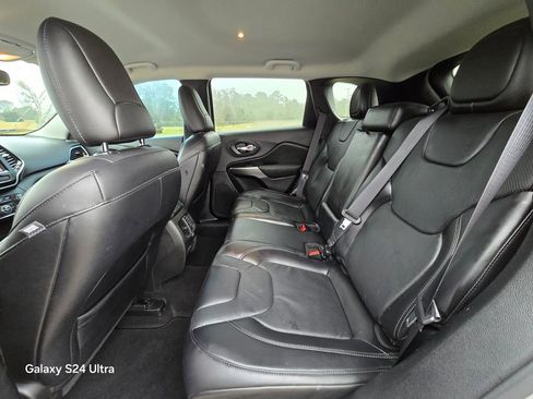 Used 2019 Jeep Cherokee Limited image 14