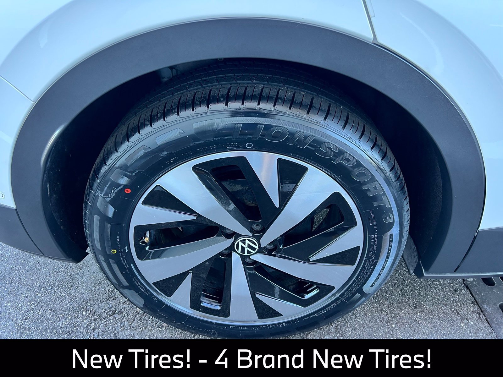 Used 2024 Volkswagen ID.4 2WD image 11
