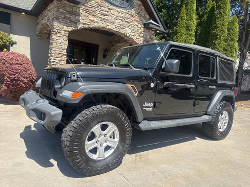 Used 2018 Jeep Wrangler Unlimited Sport S AWD/4WD image 2