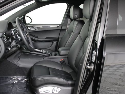 Used 2025 Porsche Macan image 5