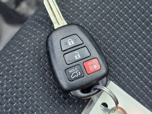 Used 2016 Toyota RAV4 XLE FWD image 32