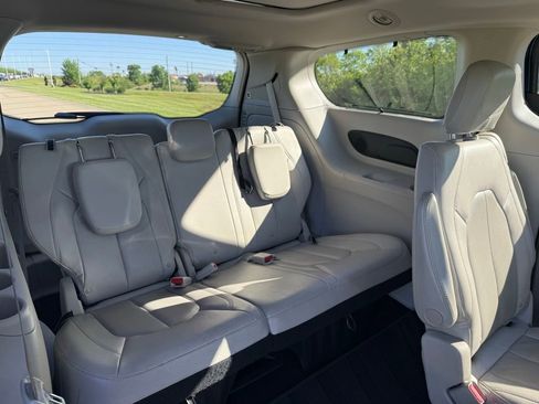 Used 2019 Chrysler Pacifica Touring-L Plus w/ Advanced Safetytec Group FWD image 14
