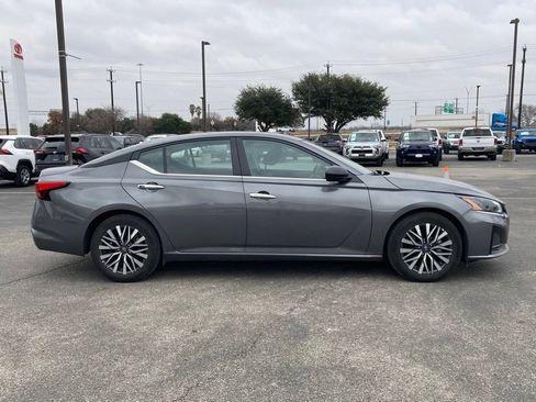 Used 2025 Nissan Altima 2.5 SV image 4