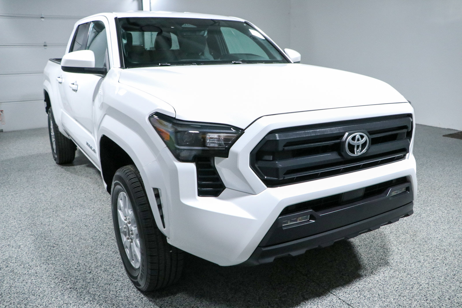 Used 2024 Toyota Tacoma SR5 AWD/4WD image 5
