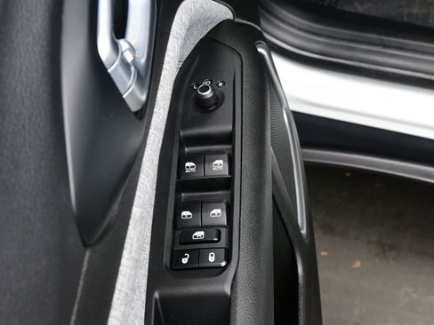 Used 2023 Jeep Compass Latitude image 10