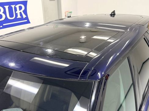 Used 2017 Land Rover Discovery HSE AWD/4WD image 18