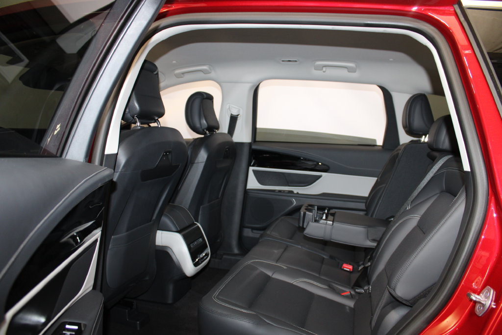 Used 2025 Lincoln Nautilus Premier AWD/4WD image 9