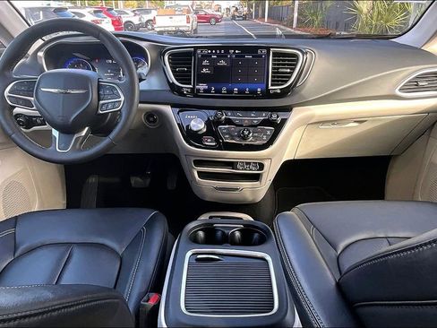 Used 2024 Chrysler Pacifica Touring-L image 7