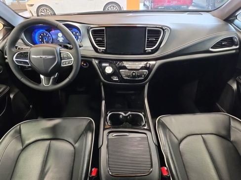 Used 2026 Chrysler Pacifica Limited FWD image 31