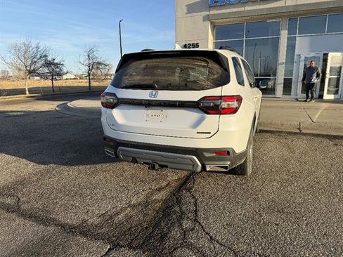 Used 2023 Honda Pilot Touring image 4