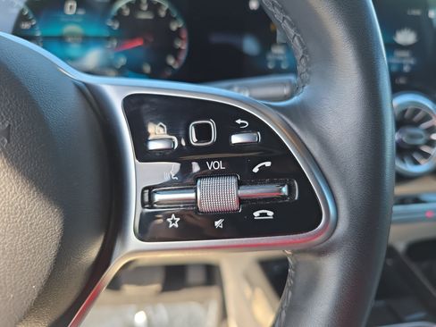 Used 2022 Mercedes-Benz GLB 250 4MATIC image 18