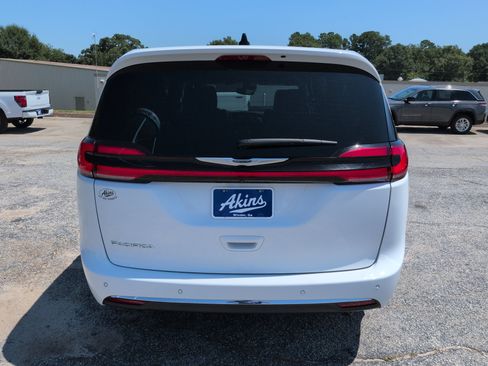 Used 2025 Chrysler Pacifica Select FWD image 4