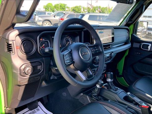 Used 2025 Jeep Wrangler Unlimited Rubicon w/ Convenience Group AWD/4WD image 9