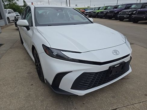 Used 2025 Toyota Camry SE FWD image 15