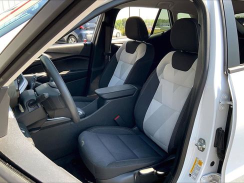 Used 2025 Chevrolet Trax LS image 22