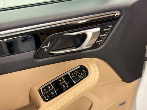 Used 2025 Porsche Macan image 23
