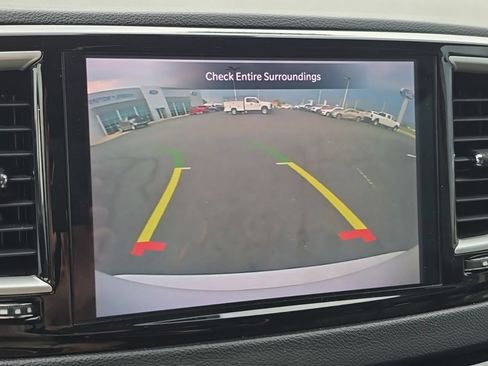 Used 2023 Chrysler Pacifica Touring-L FWD image 4