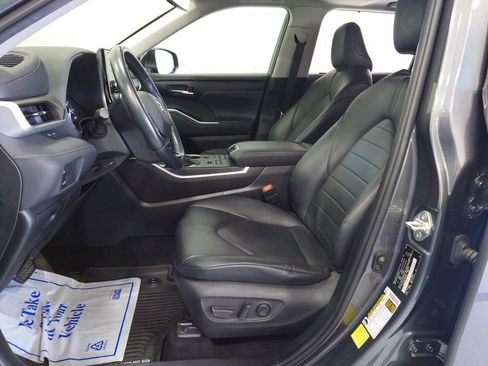 Used 2020 Toyota Highlander XLE AWD/4WD image 9