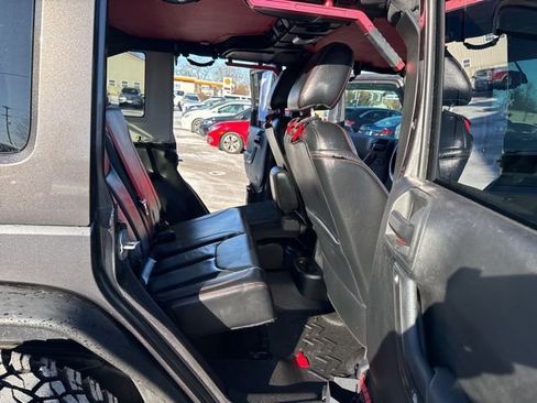 Used 2017 Jeep Wrangler Unlimited Rubicon image 12