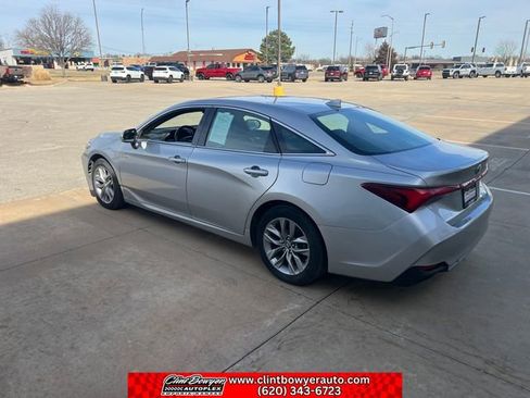 Used 2019 Toyota Avalon XLE w/ Moonroof Package image 3