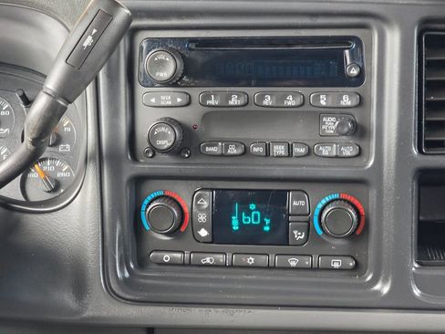 Used 2004 Chevrolet Avalanche Z71 w/ Preferred Equipment Group AWD/4WD image 11