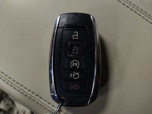 Used 2018 Lincoln MKC Select w/ Select Plus Package FWD image 32