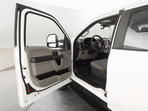 Used 2022 Ford F250 XL w/ Power Equipment Group image 11