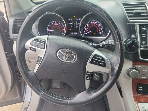 Used 2013 Toyota Highlander Limited image 25