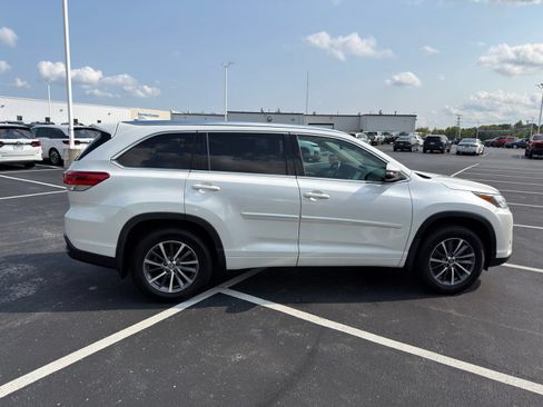 Used 2018 Toyota Highlander XLE AWD/4WD image 7
