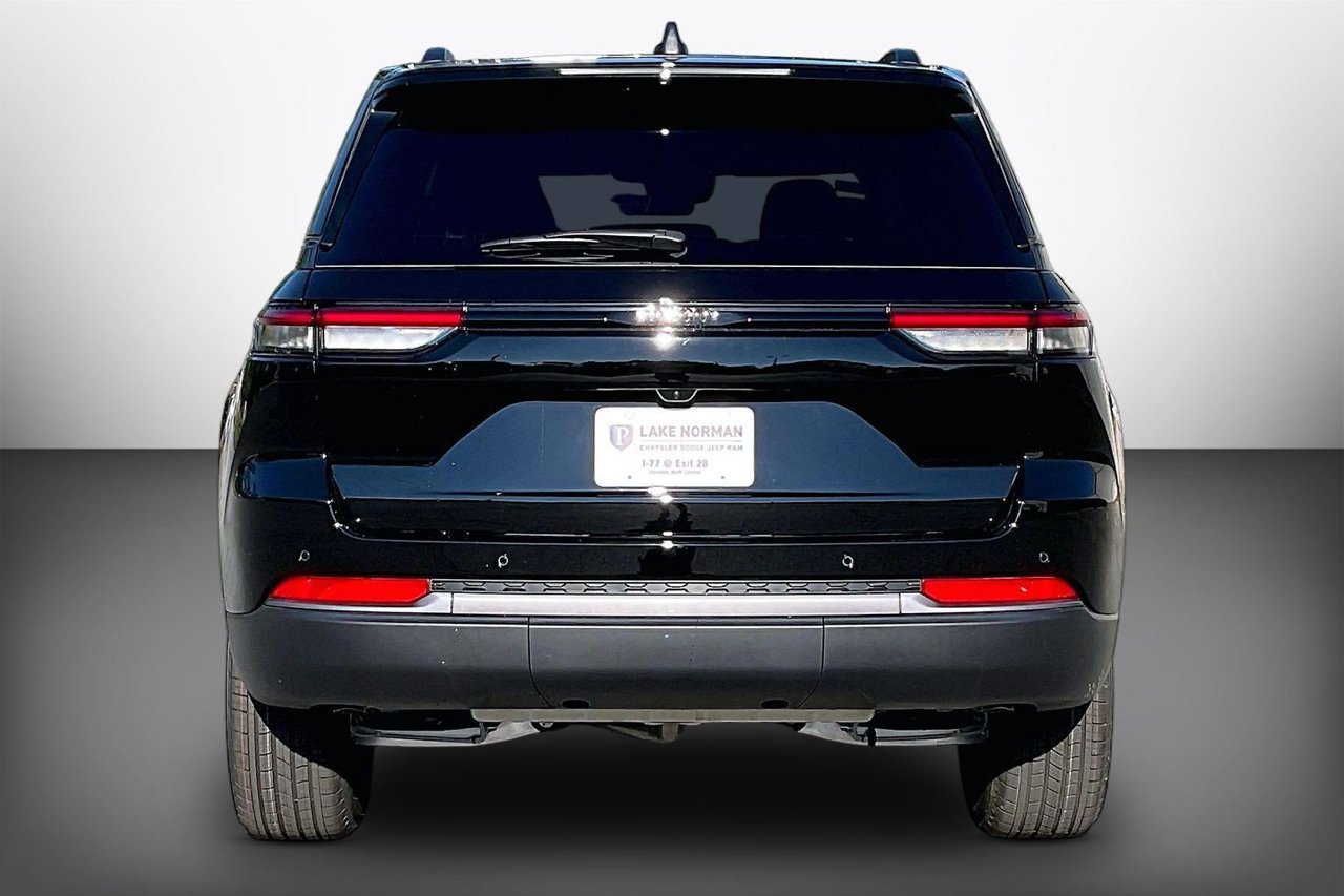 New 2027 Jeep Grand Cherokee Altitude RWD image 7