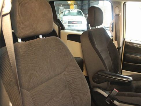 Used 2018 Dodge Grand Caravan SE w/ UConnect Hands-Free Group image 10