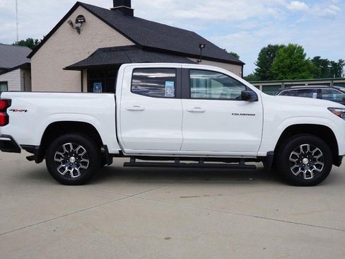 Used 2024 Chevrolet Colorado LT w/ LT Convenience Package III AWD/4WD image 2