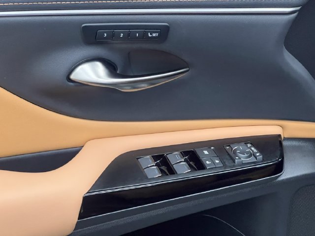 Certified 2024 Lexus ES 300h w/ Premium Package FWD image 10