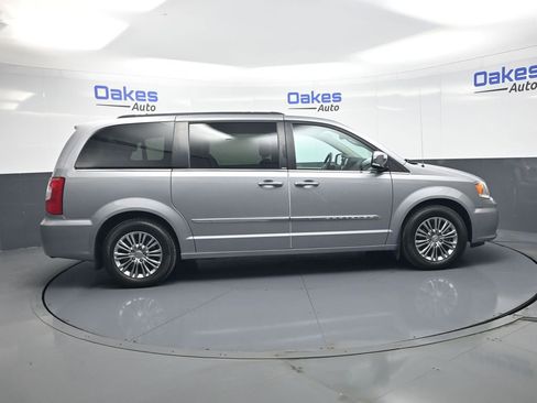 Used 2013 Chrysler Town & Country Touring-L w/ Driver Convenience Group FWD image 9